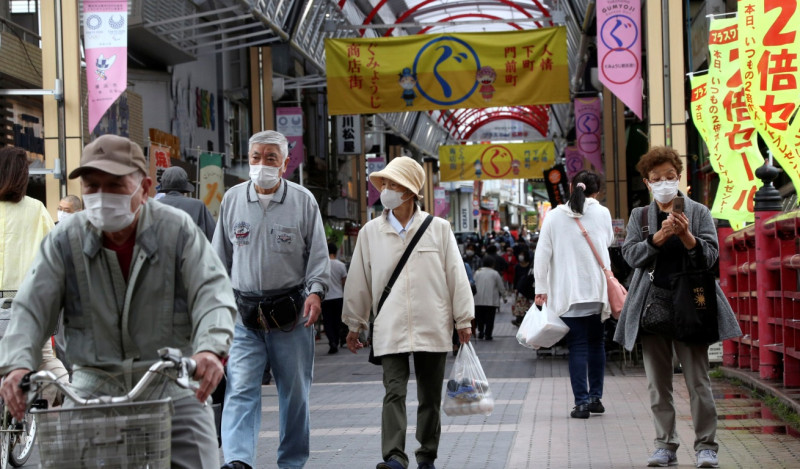 疫情之下，日本民眾出外都戴口罩。   圖 : 達志影像 / 美聯社 