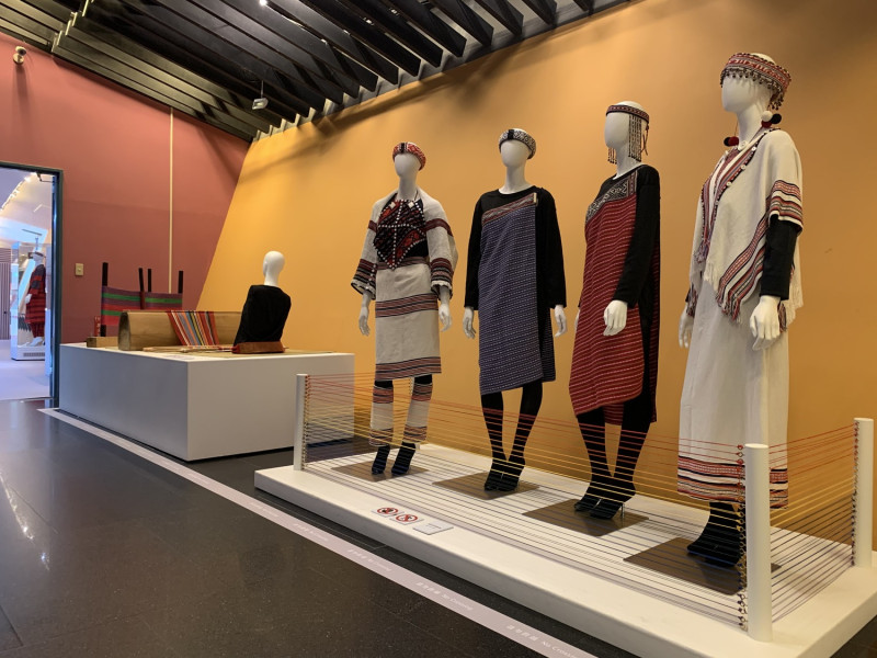 融合現代設計概念的泰雅服飾，既傳統又時尚。   圖：十三行博物館提供
