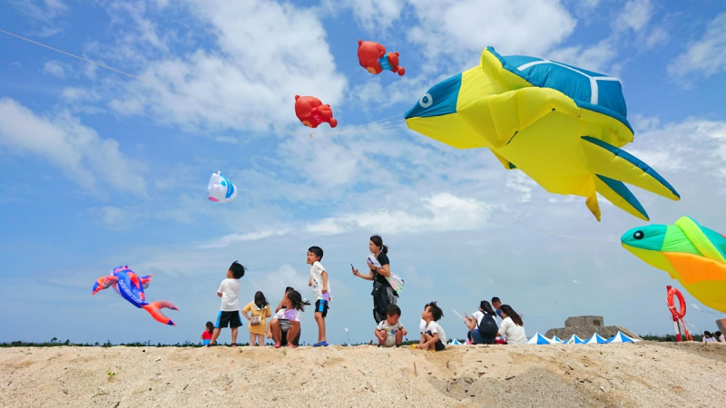 澎湖縣府今年首度舉辦澎湖國際風箏節，將冬天強大的季風化成觀光助力。   圖：澎湖縣政府／提供