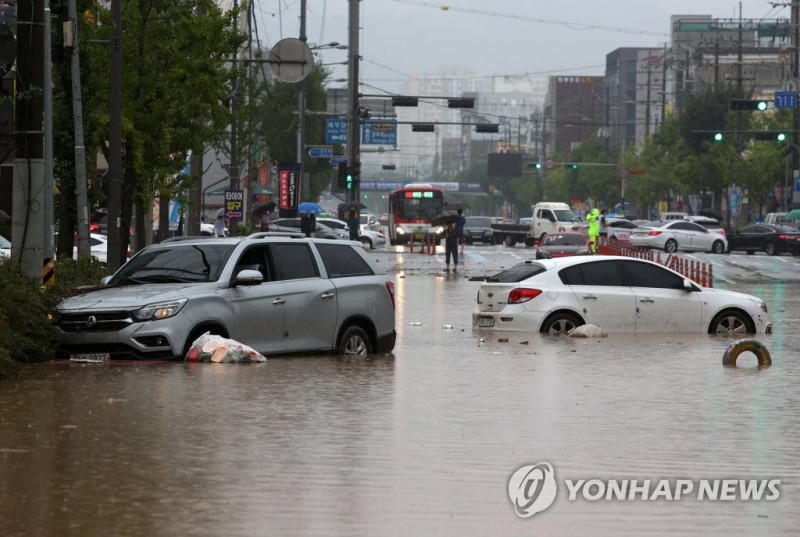 8日稍早道路上車子都泡在水中。   圖：翻攝自韓聯社