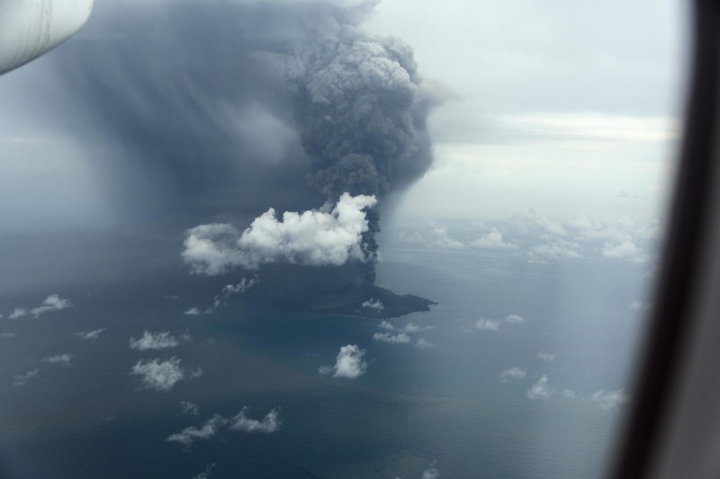 日本西之島火山噴發，火山灰飄到台灣影響東部空氣品質。   圖：日本海上保安廳網頁