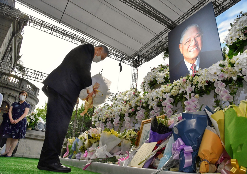 前日本首相森喜朗日前親赴台北賓館弔唁前總統李登輝。   圖：中央社/提供