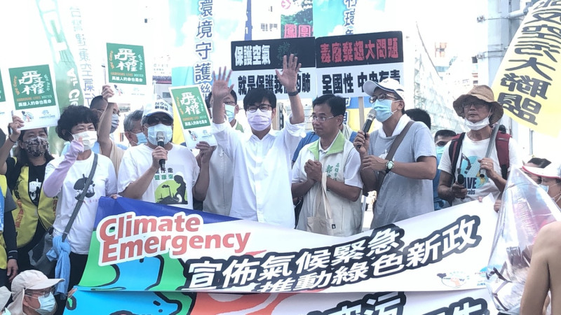 陳其邁(中)參與高雄抗暖化反空污顧健康遊行。   圖：南部反空污聯盟/提供