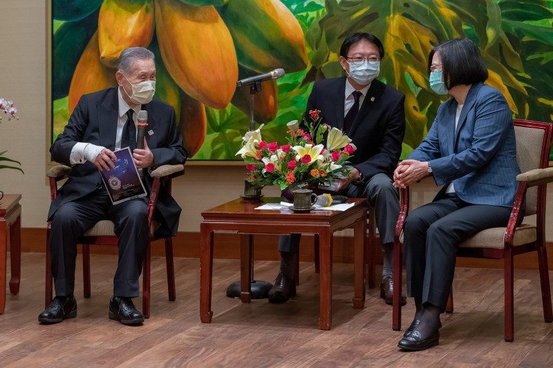 森喜朗率團抵達台灣後，下午4時會晤蔡英文總統。   圖：取自蔡英文臉書