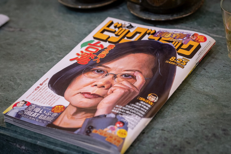 前日本首相森喜朗在總統府和總統蔡英文會面時，送上了日本漫畫雜誌『Big Comic』，因為封面是蔡英文，於是買來『產地直送』。」   圖：取自蔡英文臉書