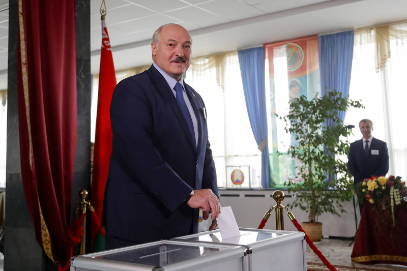 白俄羅斯9日舉行總統選舉，現任總統盧卡申科信心滿滿地投票，官方出口民調宣稱他獲得近8成支持。   圖：達志影像/美聯社