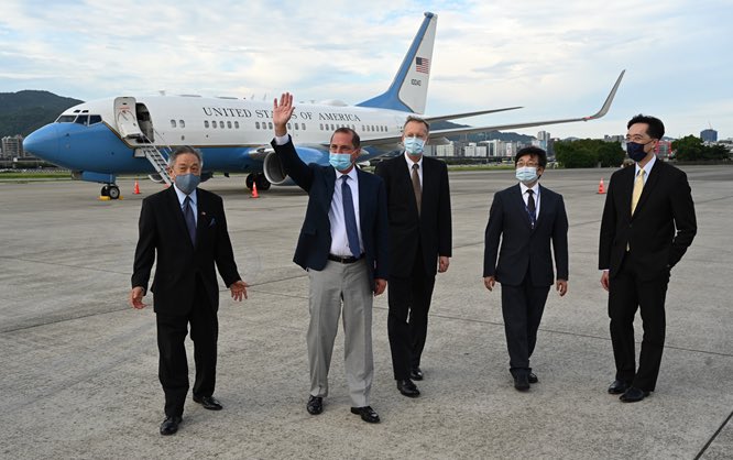 美國衛生部長阿札爾與代表團昨（9）日搭乘C-40B「副總統專機」抵台，可見美方對這次訪台行程的重視。   圖：取自美國衛生部長阿札爾推特