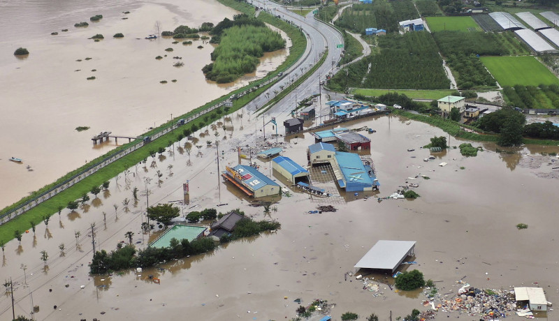 南韓近日連日大雨，許多房子被沖走、災情不斷。   圖：達志影像/美聯社