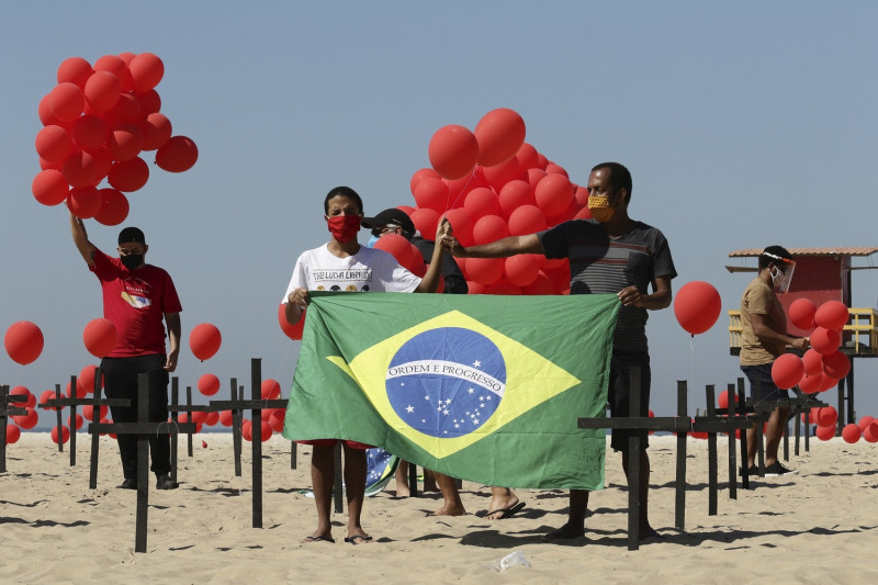 巴西因新冠肺炎死亡人數破10萬人，日前在里約舉辦哀悼大會。   圖：達志影像／美聯社