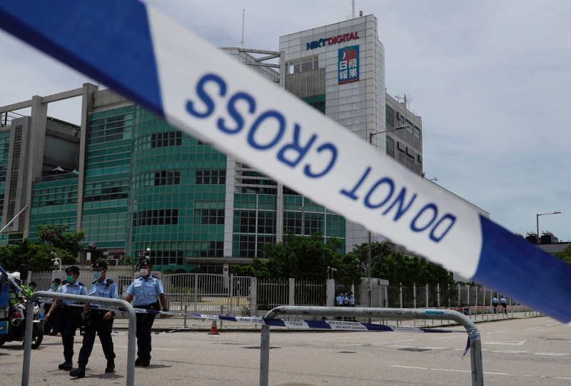 香港壹傳媒大樓遭到港警拉起封鎖線搜索，創辦人黎智英及其子、壹傳媒高層等人都被逮捕。   圖：達志影像／美聯社