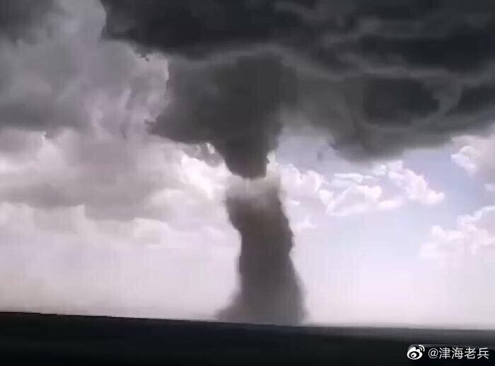 龍捲風侵襲蒙古。   圖：翻攝自微博