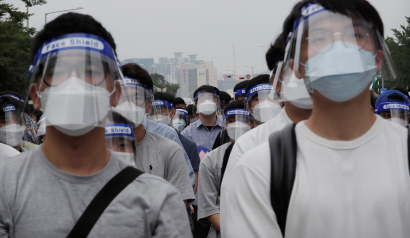 南韓醫學生與住院醫生日前上街頭抗議國家防疫政策    圖:AP IMAGES