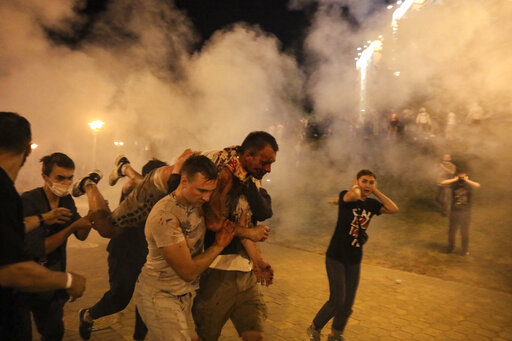 白俄羅斯的鎮暴警察用催淚瓦斯及眩暈手榴彈驅散抗議者。   圖：達志影像/美聯社