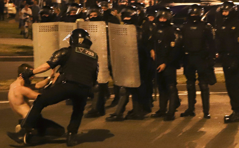 根據歐洲自由電台的現場直播，在白俄羅斯的首都明斯克 ，鎮暴警察用催淚瓦斯及眩暈手榴彈驅散抗議者。   圖：達志影像/美聯社