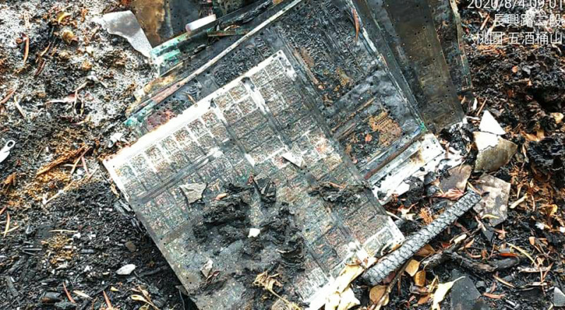 焚燒垃圾中有許多電路板可能釋出有毒物質。   圖：拍鳥俱樂部趙愛妮／提供