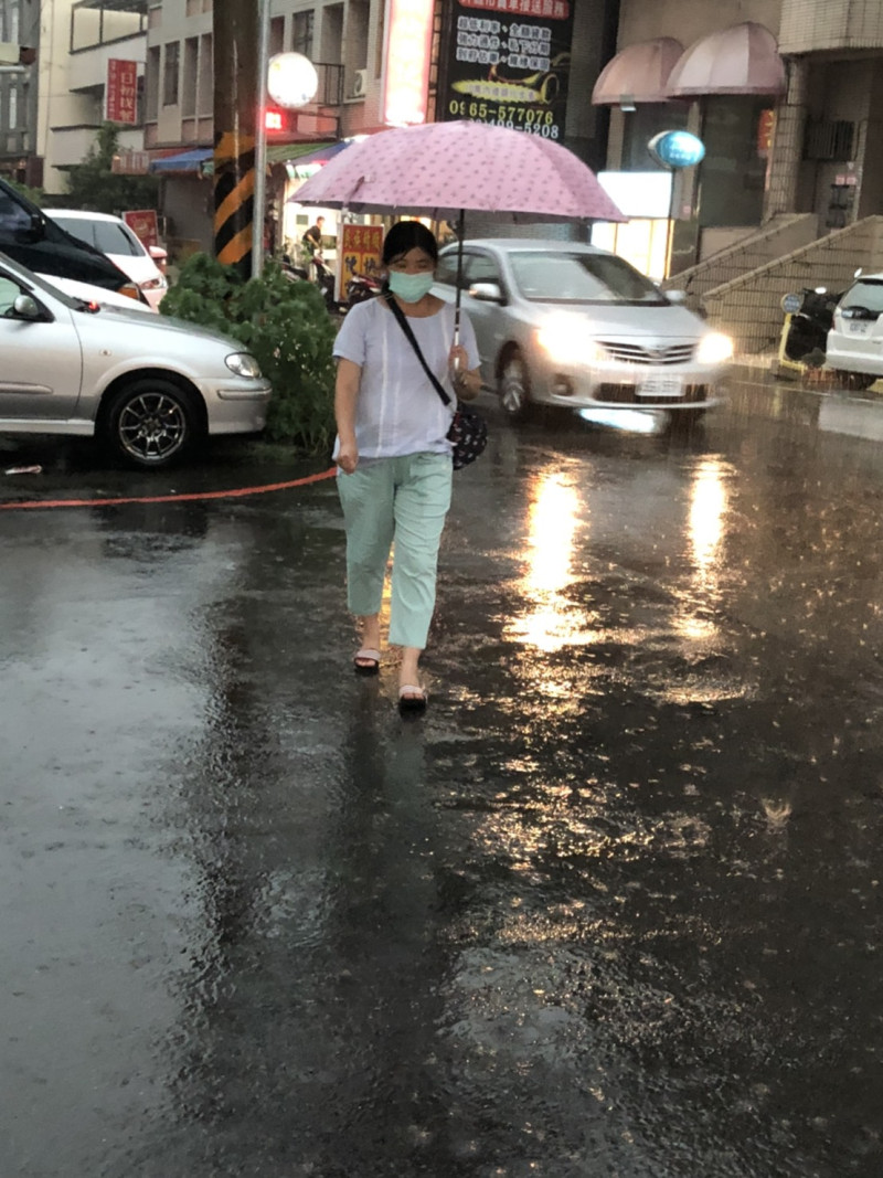 氣象局今日下午針對高雄市、屏東縣發布大雷雨即時訊息。   圖：楊瑾錚/攝