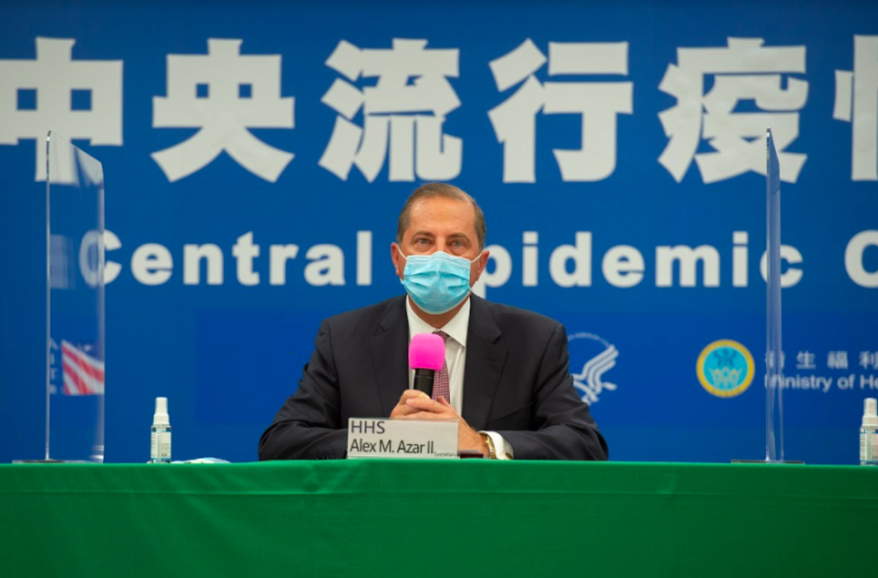 美國衛生部長阿札爾於中央流行疫情指揮中心參與簽署「醫療合作暸解備忘錄」，並接受《CNN》訪問，表示親自來訪是為了支持台灣。   圖：衛生福利部/提供