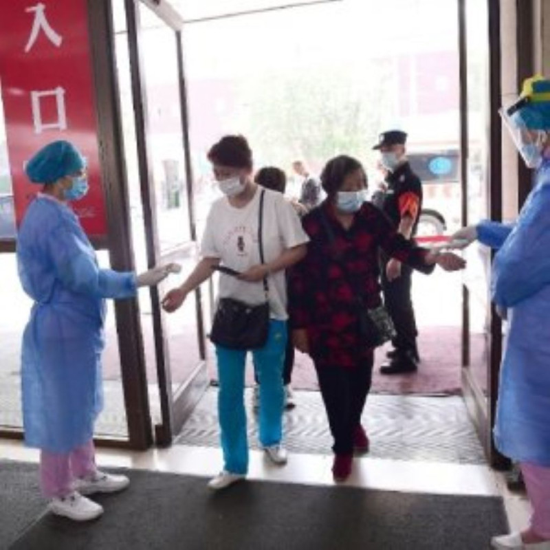 中國山東省青島市爆發醫院群聚，中國疾控中心進行溯源調查，在冷凍食品外包裝驗出活體新冠病毒。   圖：翻攝自微博
