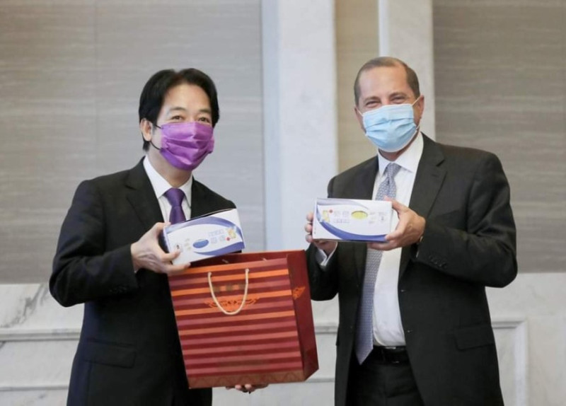 總統府還特別致贈了訪團成員一個特別的禮物「彩色口罩」，讓他們看見台灣企業除了防疫之外，還擁有時尚創意及活力。   圖：擷自賴清德臉書