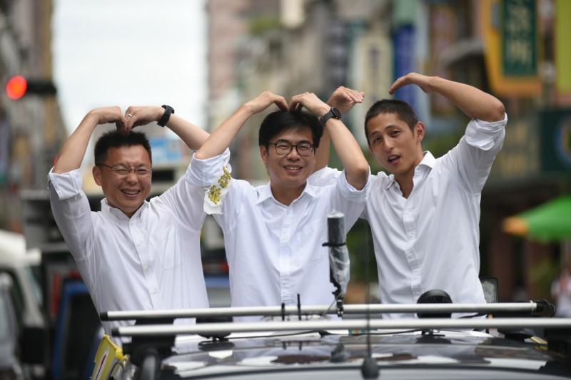趙天麟(左)、吳怡農(右)陪同陳其邁(中)在宣傳車上比出大愛心。   圖：陳其邁競辦/提供