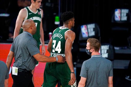 字母哥Giannis Antetokounmpo頭鎚對手後被判出場。   圖／美聯社／達志影像