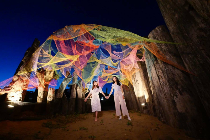 中角灣國際衝浪中心的藝術作品，夜空加上燈光投射，吸引人駐足拍照。    圖：新北市農業局景觀處／提供