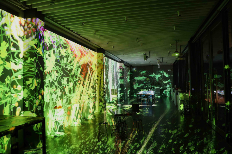 「光，和__作用」光雕藝術展演中的朱銘美術館沉浸式體驗：夜宴。    圖：新北市農業局景觀處／提供