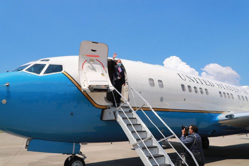阿札爾部長搭乘美國軍機離台前，揮手向送機人員致意。   圖：外交部提供