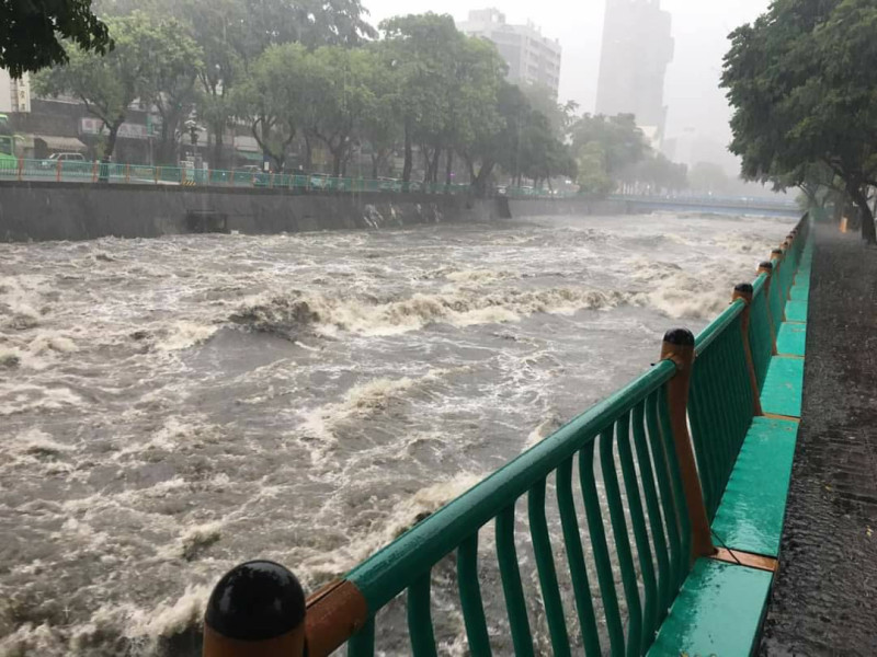 台中市下暴雨，麻園頭溪溪水暴漲。    台中市政府/提供