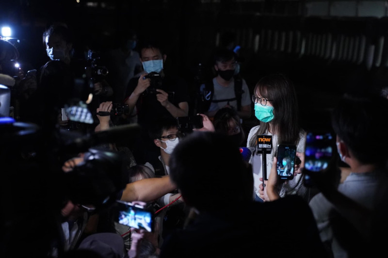 前香港眾志成員周庭（右二）交保獲釋，但在日本掀起的漣漪才要逐漸擴大。   圖：翻攝自周庭臉書