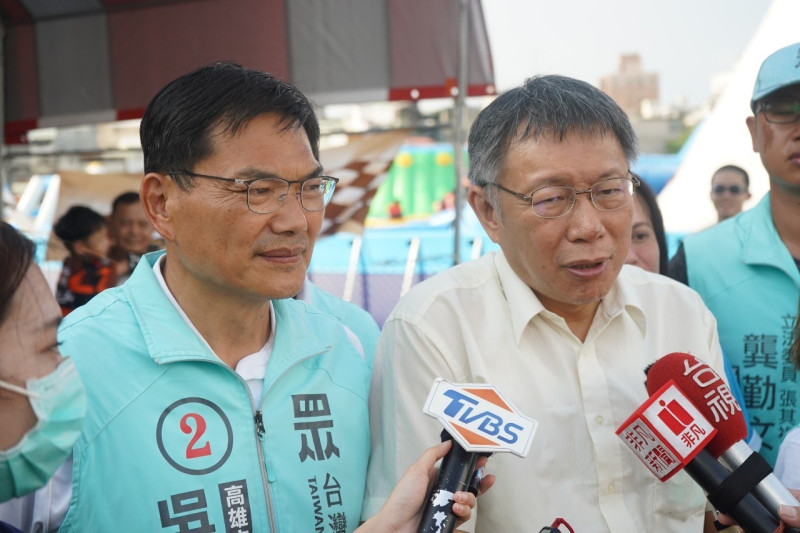 民眾黨主席柯文哲（右）、民眾黨高雄市長候選人吳益政（左）。 圖：民眾黨 / 提供