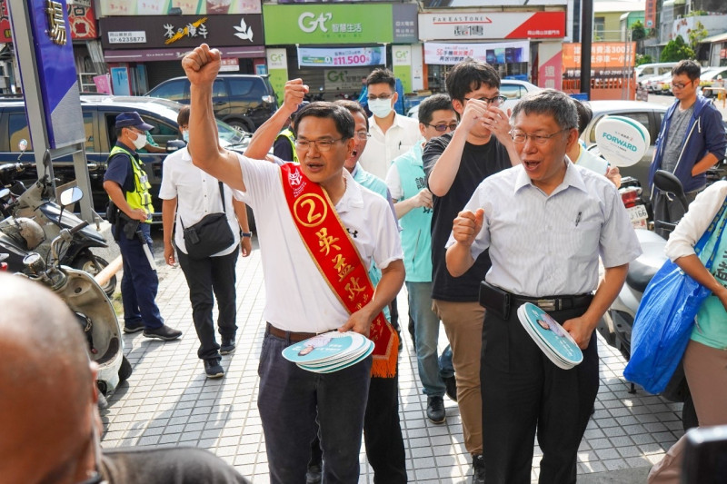 民眾黨主席柯文哲（右）、民眾黨高雄市長候選人吳益政（左）。   圖：民眾黨 / 提供