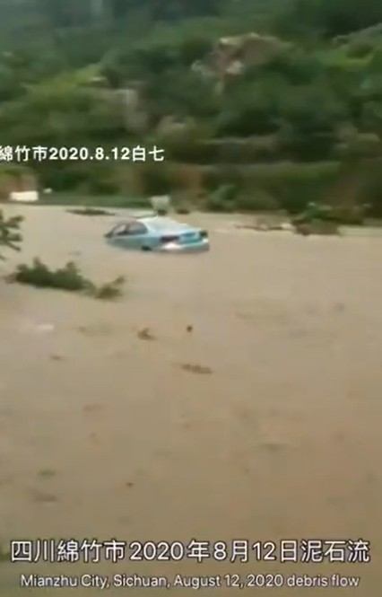 位於長江上中游的四川地區，大水掏空路基、沖毀房舍，當地民眾的汽車更是在水面上漂浮   圖：翻攝推特