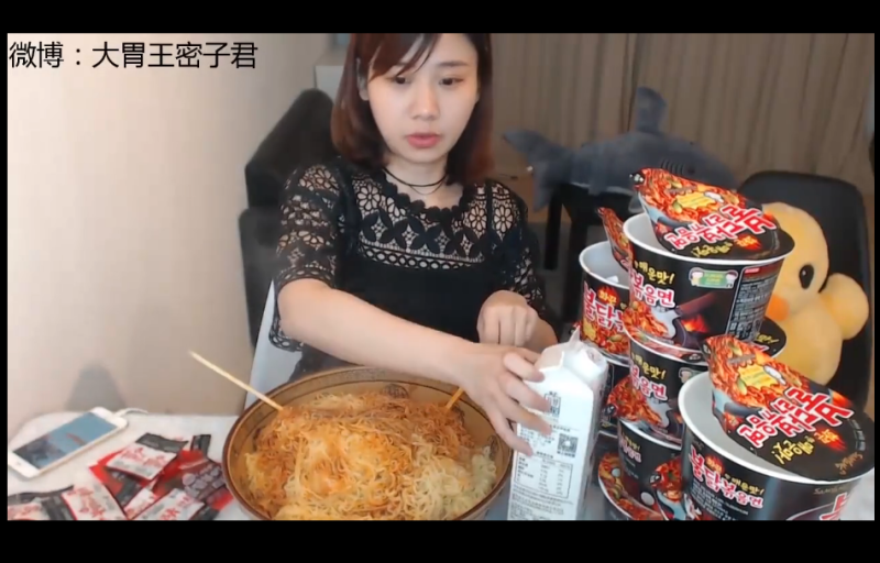 近年來中國吃播文化盛行   圖:翻攝自bilibili知名吃播主「大胃王密子君」影片