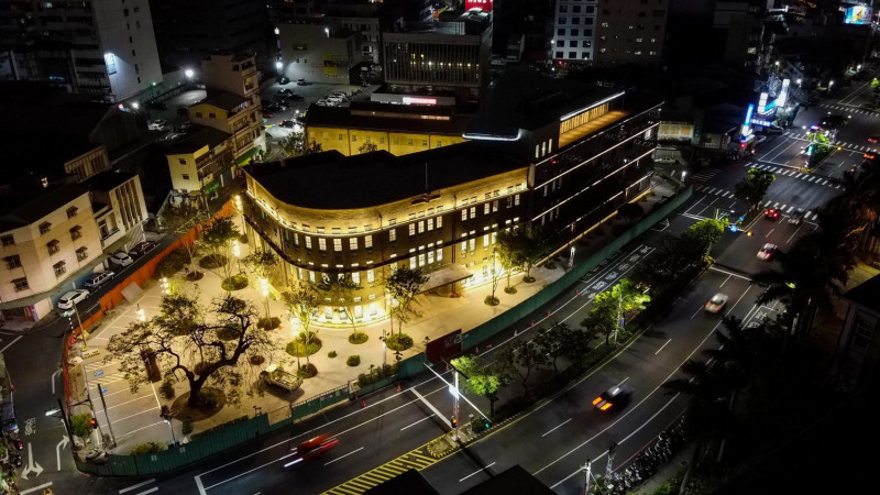 美術館夜景撩人，待圍籬拆除後將成嘉義新地標。   圖：翻攝自勇媽阿惠黃敏惠臉書