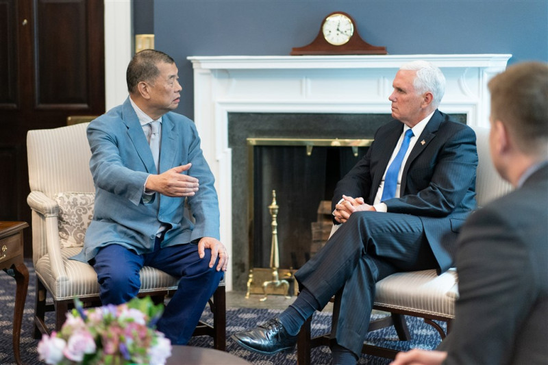 香港壹傳媒創辦人黎智英（左起）曾與美國副總統彭斯會面，他被捕後，彭斯也在第一時間跳出來聲援。   圖：翻攝自彭斯推特