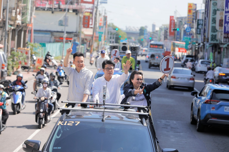 林飛帆(左)選前最後一天陪陳其邁(中)車隊掃街。   圖：陳其邁競辦/提供