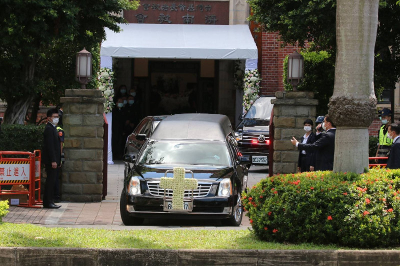 故總統李登輝靈車11:10離開濟南教會。   圖：攝影中心提供