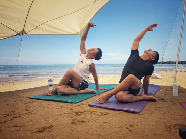 藝人柯震東(左)與蔡昌憲兩人挑戰沙灘瑜珈。   圖：禾豐九路/提供