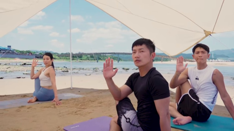 柯震東企劃「換你作東」跟蔡昌憲兩人挑戰炎熱的沙灘瑜珈。   圖：翻攝YouTube