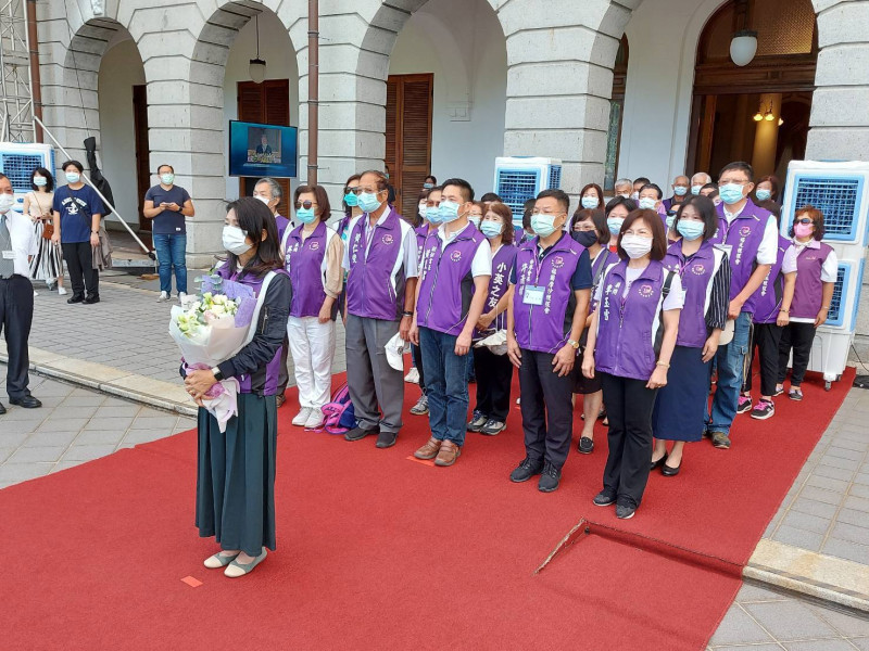 嘉義市小英之友會總會長黃淑英帶領幹部及志工約40人，到台北賓館追思李前總統。   圖：嘉義市小英之友會／提供