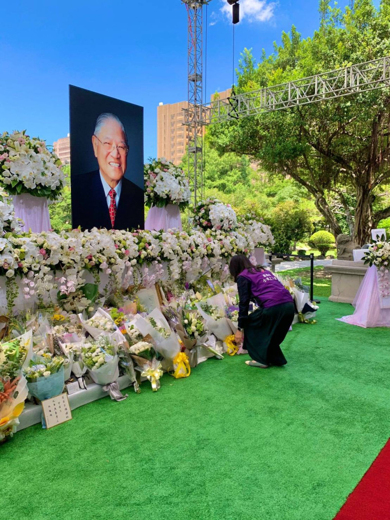 嘉義市小英之友會總會長黃淑英帶領幹部及志工約40人，到台北賓館追思李前總統。   圖：嘉義市小英之友會／提供