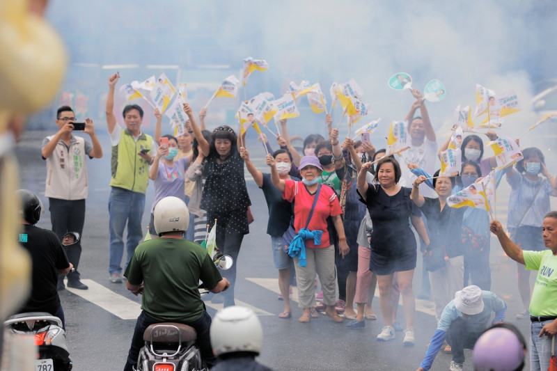 陳其邁車隊選前最後掃街，支持者在路旁舉旗歡迎。   圖：陳其邁競辦/提供