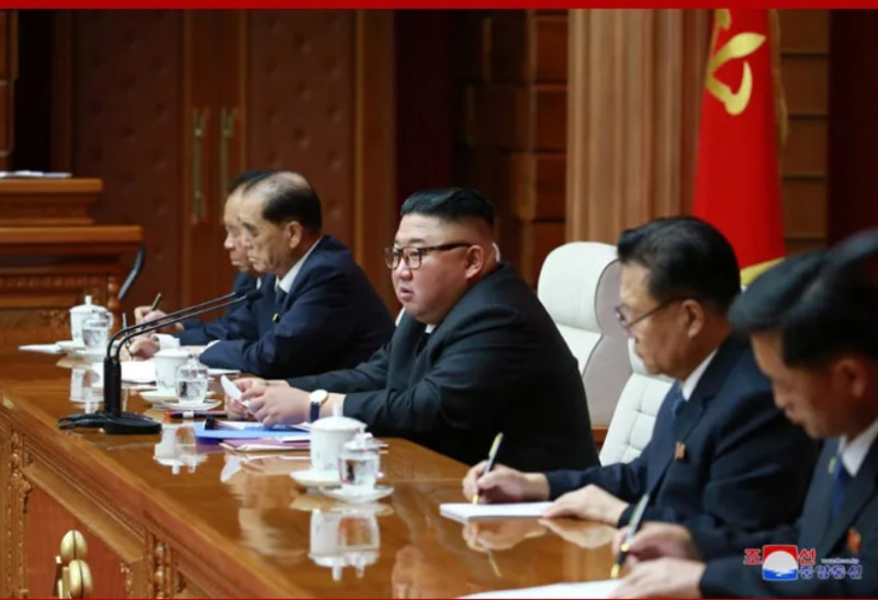 金正恩主持朝鮮勞動黨第七屆中央委員會第十六次政治局會議。   圖：朝中社