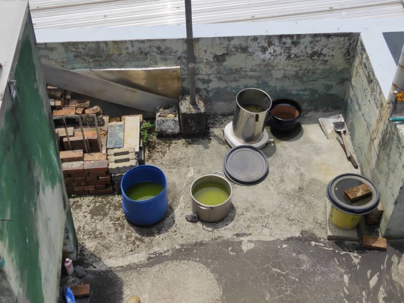 屋頂積水容器多年未清，積水都已經呈現綠色，民眾擔心積水不清將成為病媒蚊溫床。   圖：林昀真/翻攝