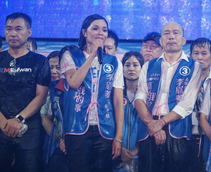國民黨主席江啟臣（左起）、高雄市長候選人李眉蓁和韓國瑜在雷雨交加中，全身已濕透。   圖：張良一/攝