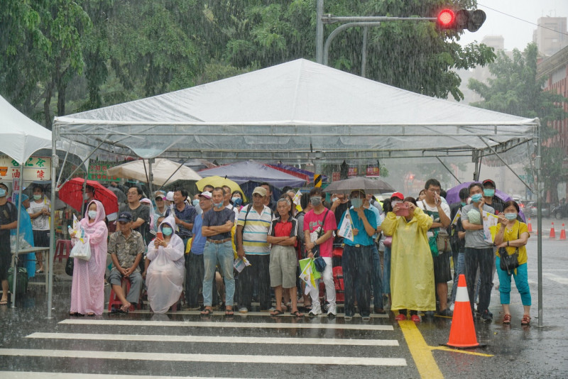 陳其邁支持者冒著大雨在競選總部外觀看開票過程。   圖：張良一/攝