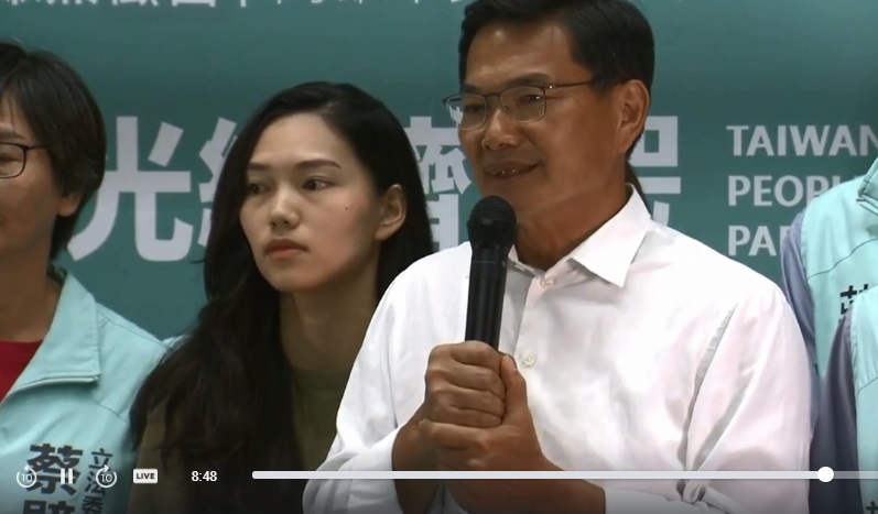 吳益政由女兒吳洛瑩陪同發表談話。   圖：翻攝自youtube