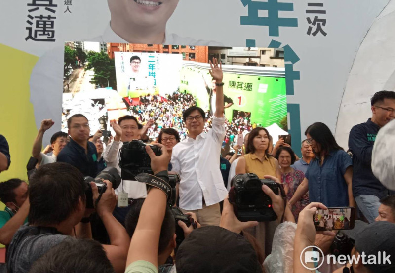 高雄市長補選今日登場，確定當選的陳其邁在支持者擁護中發表勝選感言。   圖：孫家銘/攝