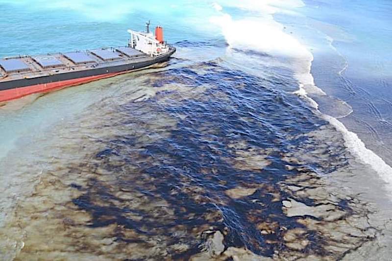 日本貨輪Wakashio號洩油事故所造成損害可能會影響模里西斯及其所仰賴的觀光經濟長達數十年。   圖/翻攝自United Nations Association Mauritius